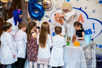 Детский праздник на 6 лет — почти взрослое торжество. Многие дети в этом возрасте уже школьники. Они знают, что такое учеба, дисциплина и научные эксперименты. И конечно, гордятся своими достижениями. А мы, команда агентства «Простые Радости», пом... Организация праздника на 6-й день рождения, Детский праздник на 6 лет, Детский праздник на шестой день рождения, Организация детского праздника на 6 лет, Заказать детский праздник на 6 лет